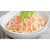 Portion de salade de chou blanc aux carottes et raisins secs